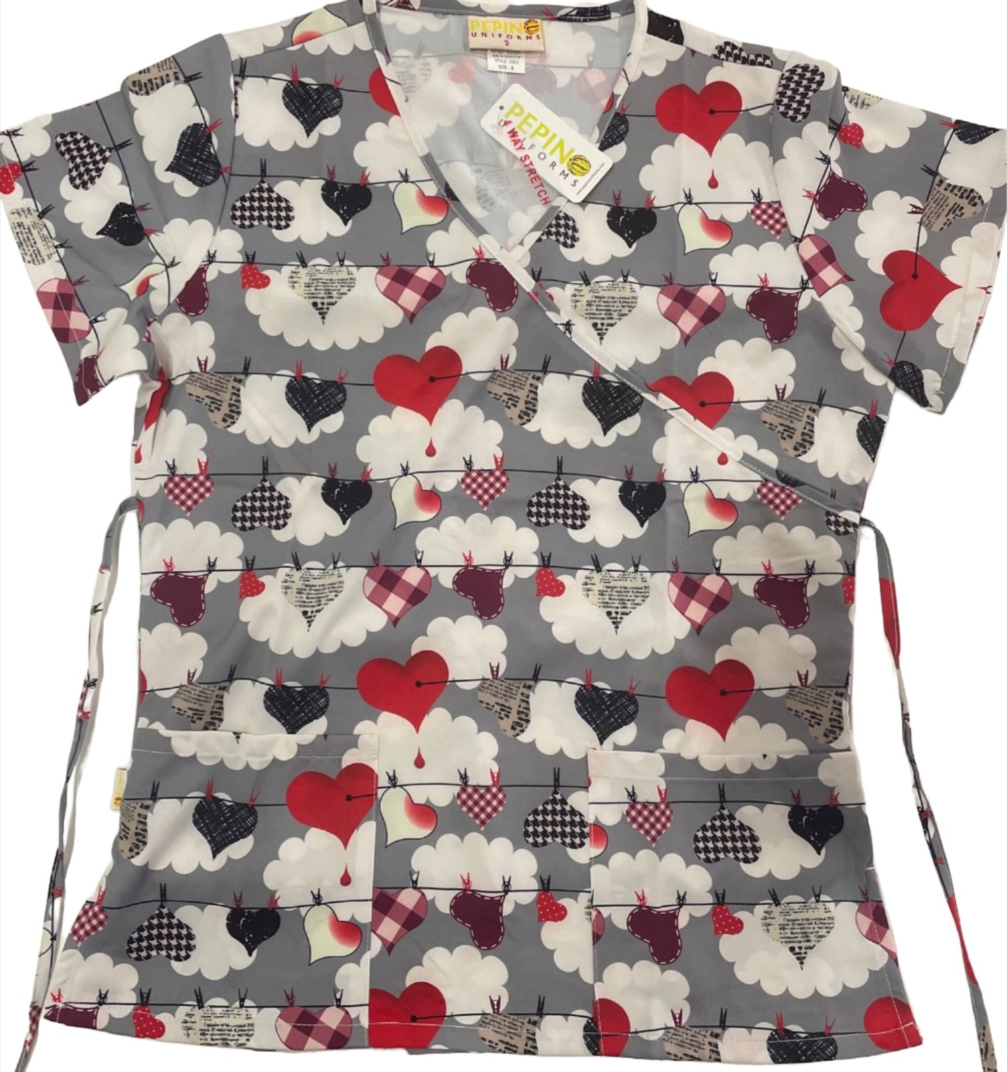 Blusa quirúrgica cruzada con estampado de corazones colgantes y sombreado de Pepino Uniforms